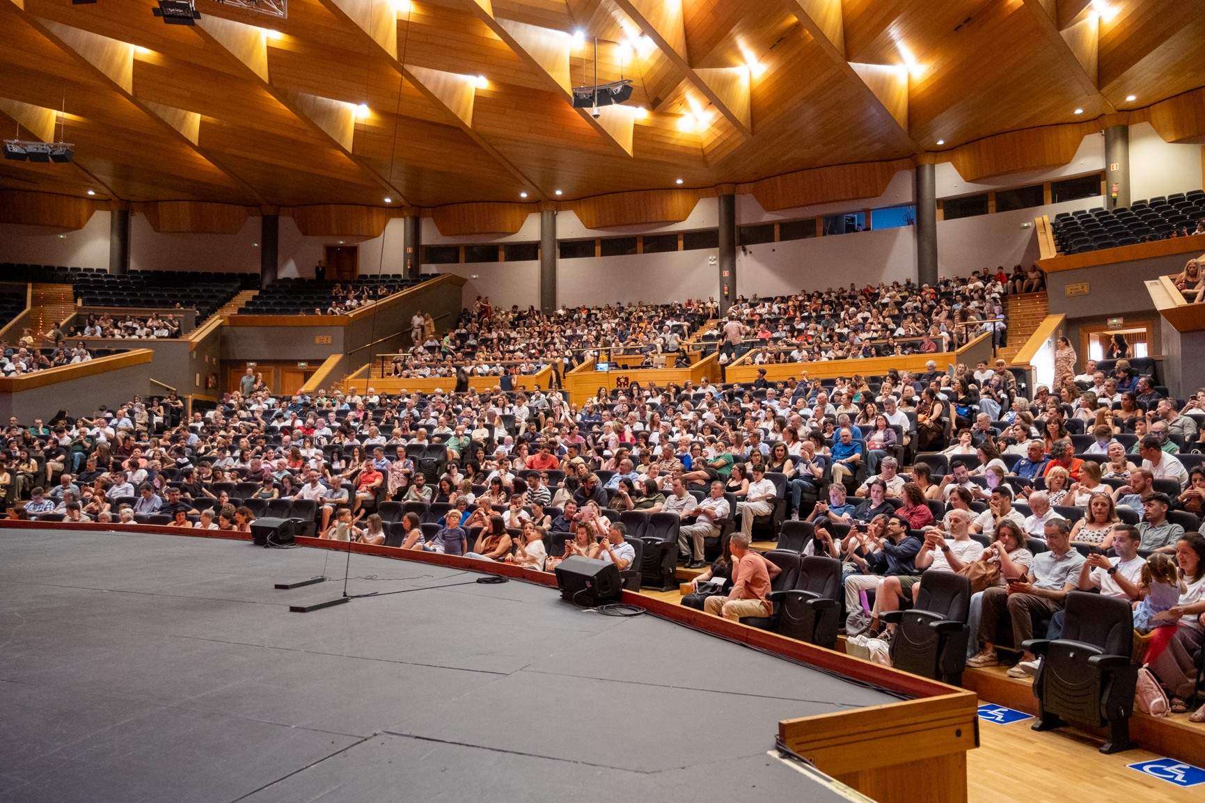 Auditorio durante clausura de danza