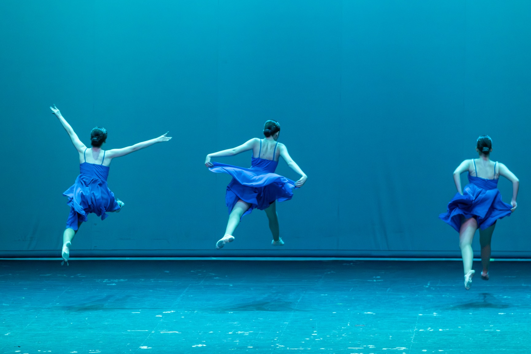 Actuación de danza con iluminación azul