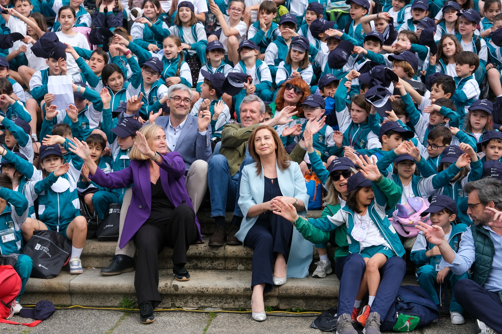 Comunidad educativa reunida en una celebración escolar