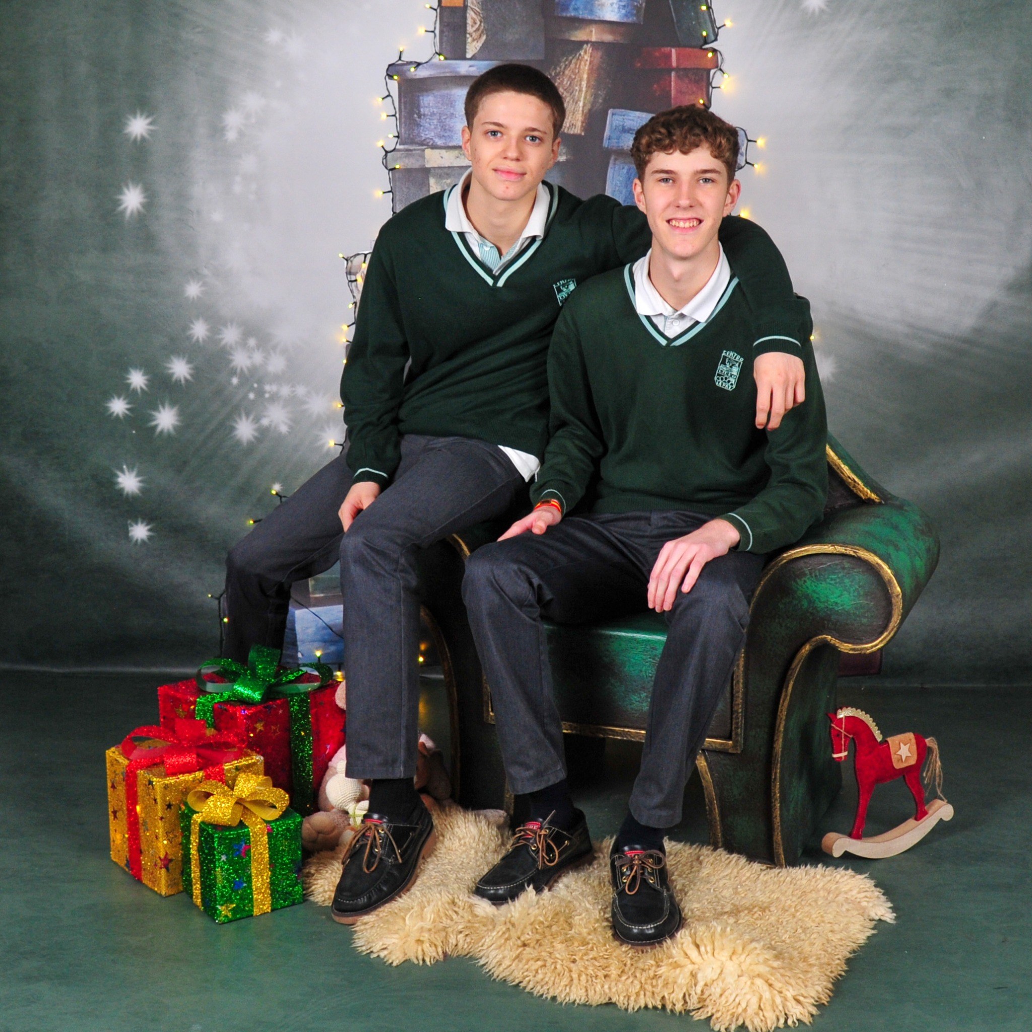 Dos hermanos en una sesión navideña del colegio